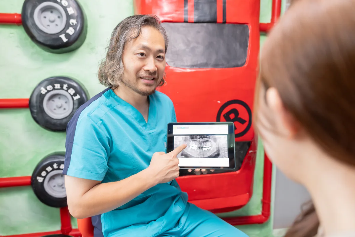 院長がタブレットで説明している様子