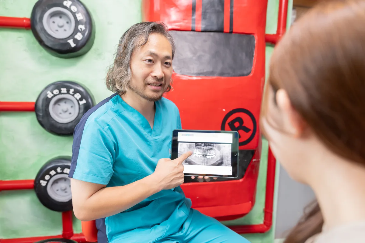 院長がタブレットで説明している様子