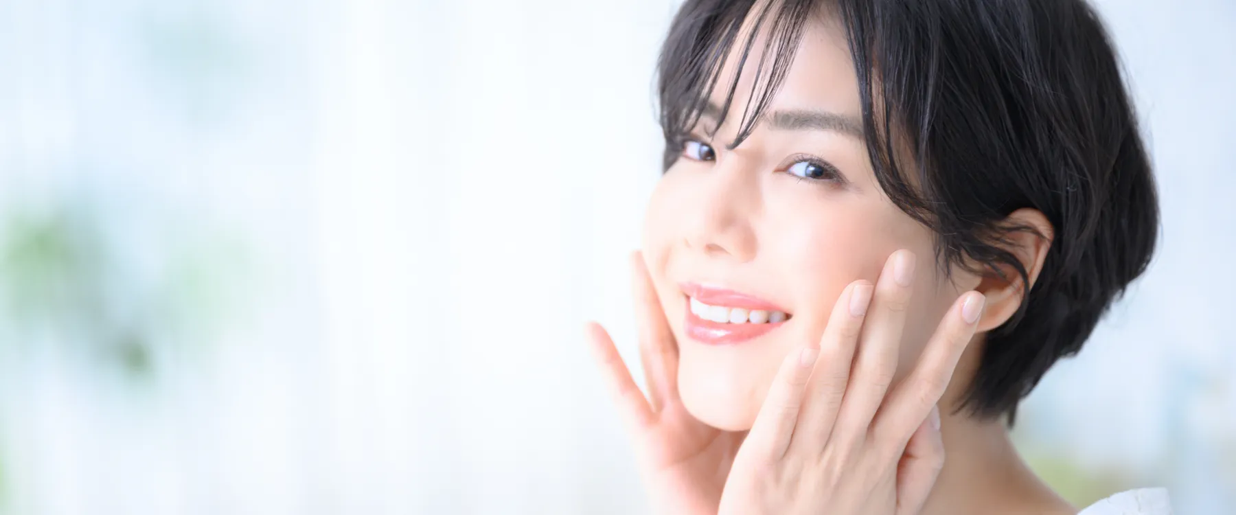 白い歯で笑う女性