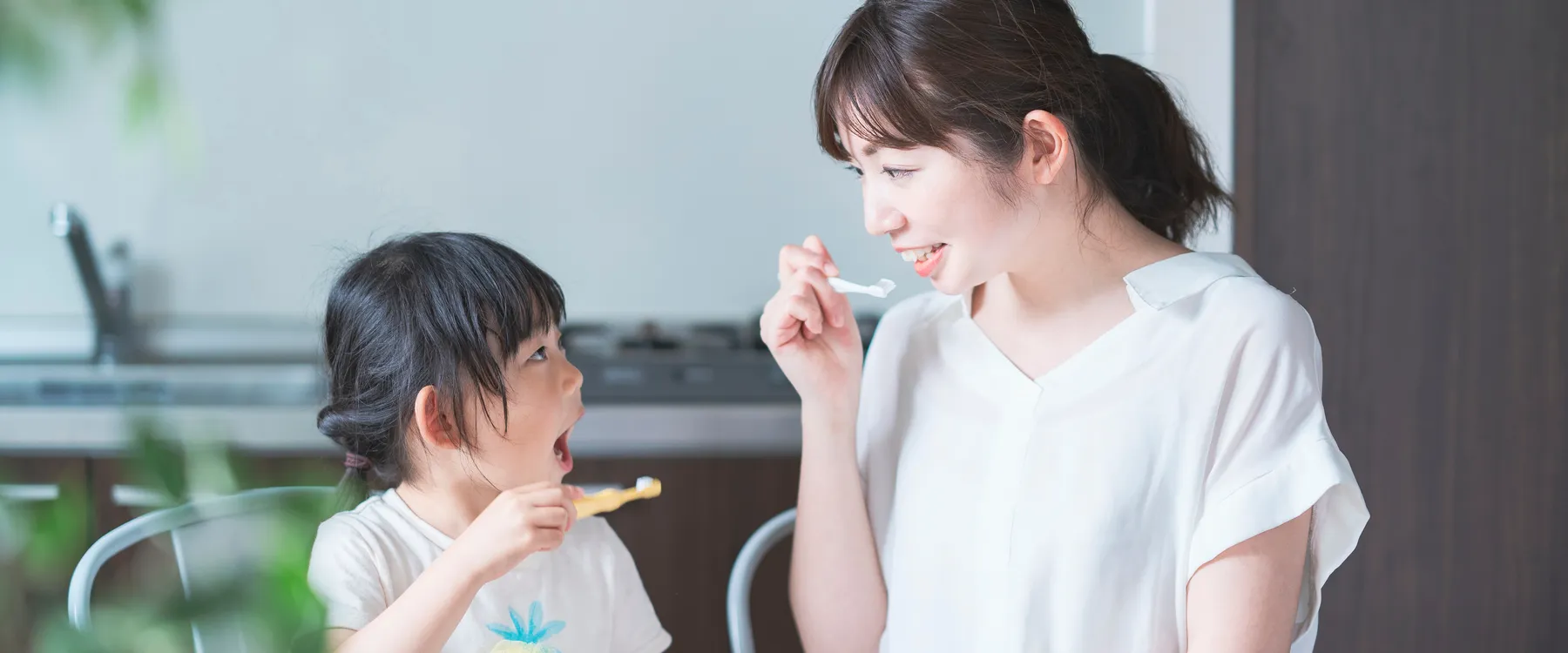 親子で歯みがきをする様子