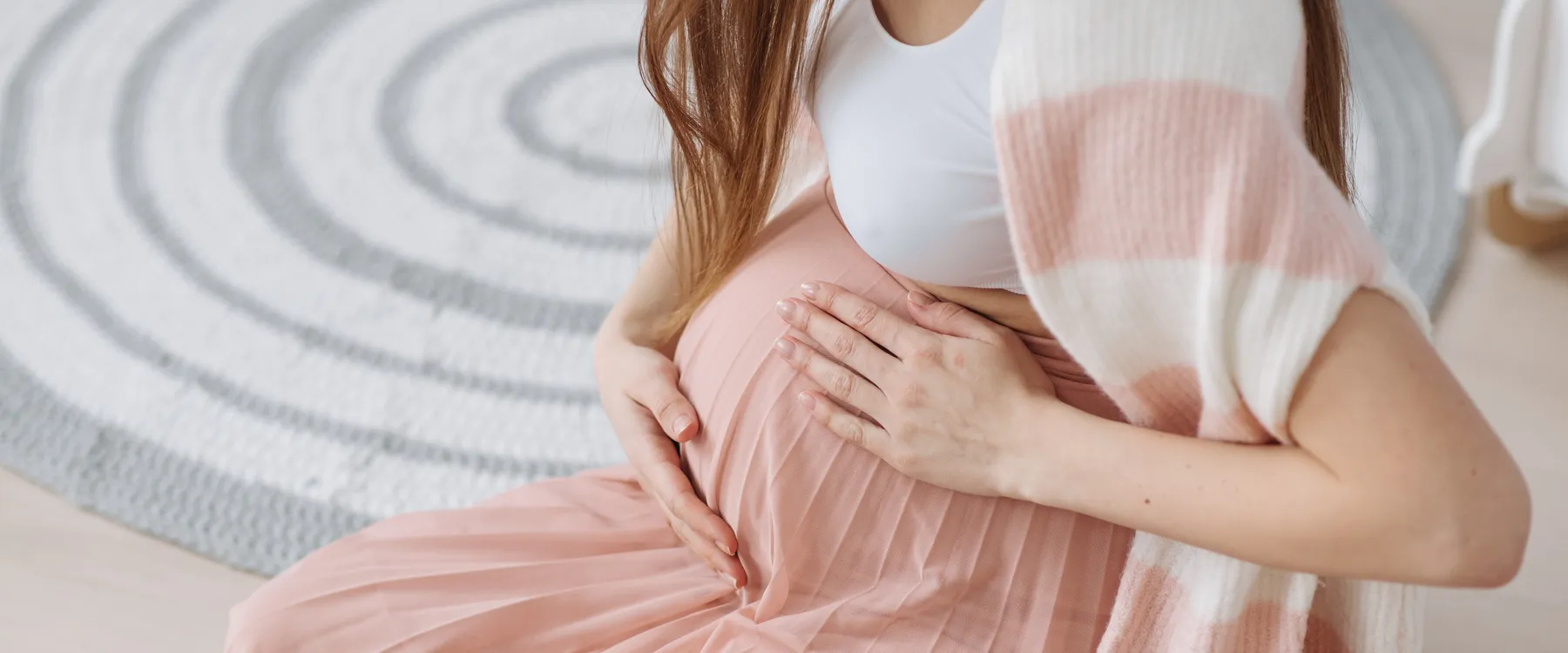 お腹に手を添える妊婦さん