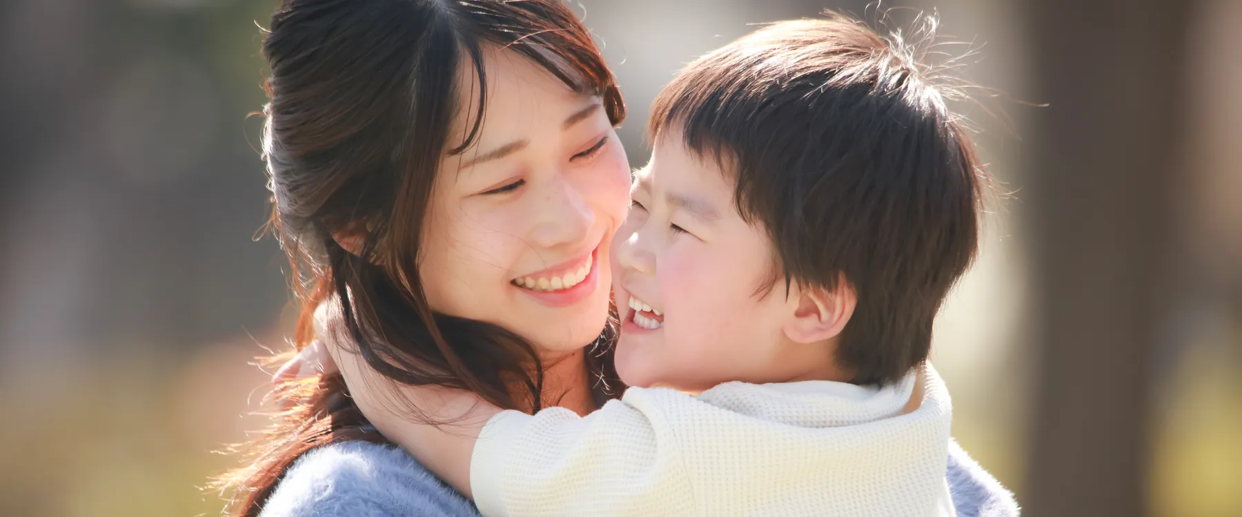 笑顔で抱き合う親子
