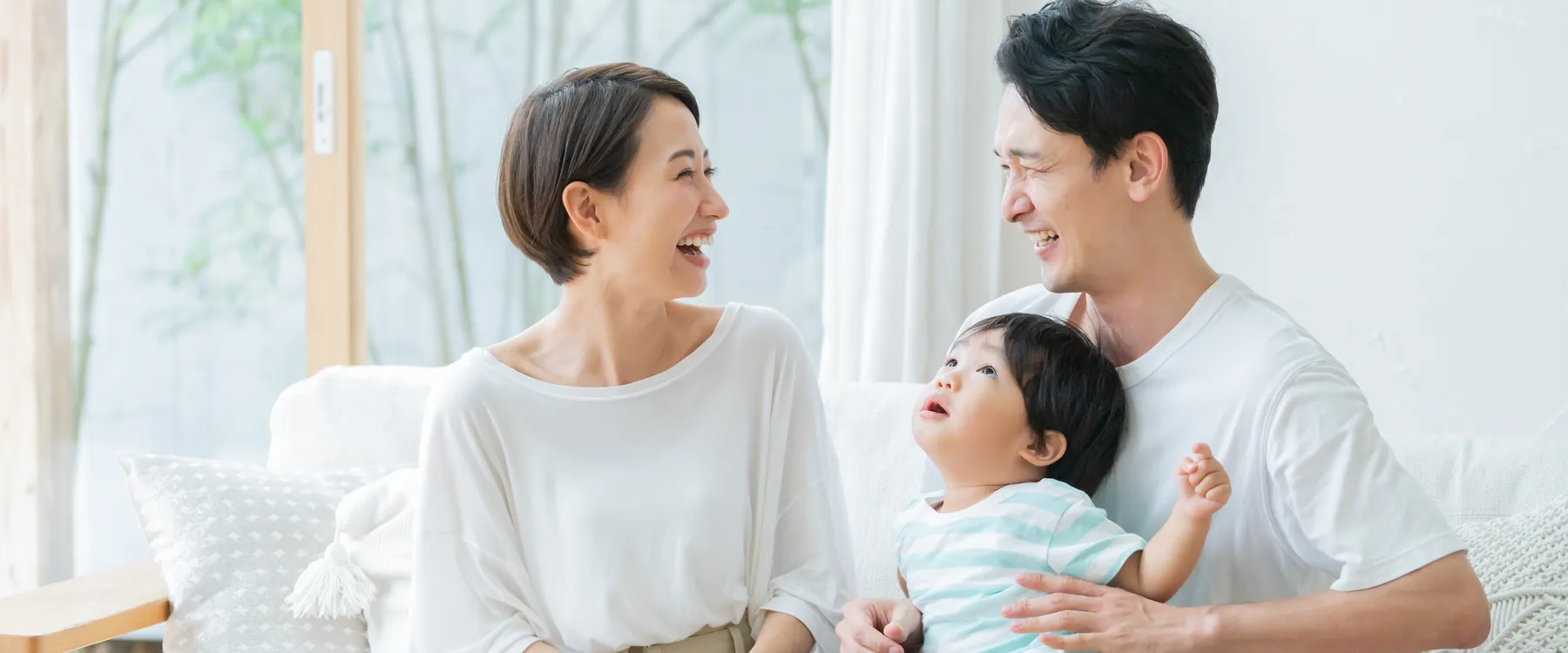 笑顔で過ごす家族